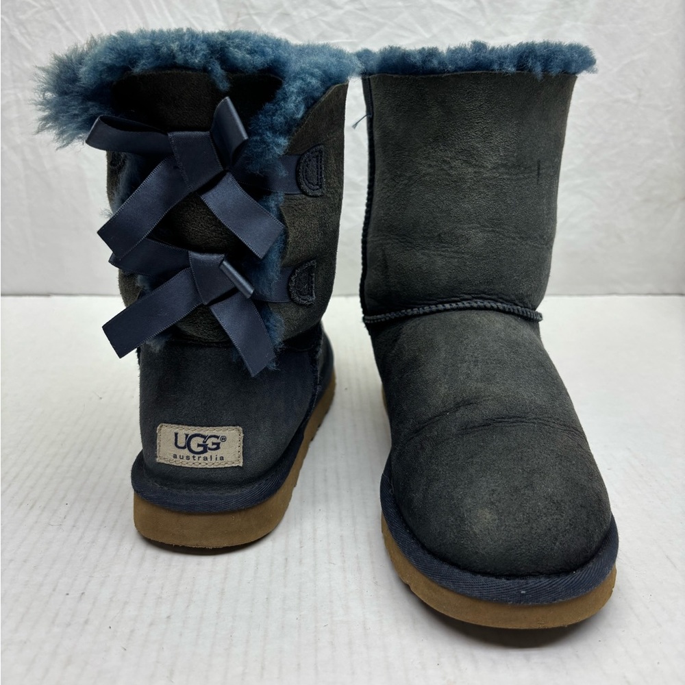 UGG Navy Blue Shearling Cuff Short Boots with Back Bows, wos sz 7, box 22